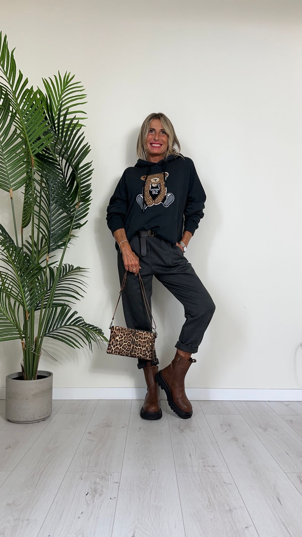 VICOLO RS0182 FELPA OVER CON CAPPUCCIO E MARSUPIO, PATCH