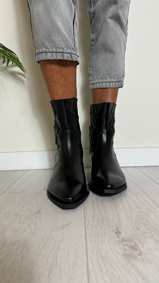 DIVINE FOLLIE - PRD20P70 - TEXANO IN VITELLO CON RICAMO ELASTICO, TACCO 5 CM