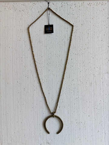 THRIPUNDRA - CO888P10 - COLLANA LUNGA ARTIGIANALE CON CIONDOLO CERCHIO APERTO IN OTTONE, NICKEL FREE