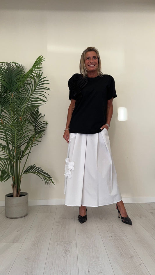 GIORGIA & JHONS - 60348SS24 - T-SHIRT COTONE CON APPLICAZIONE FIORI PLISSEE SOLEIL