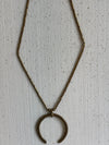 THRIPUNDRA - CO888P10 - COLLANA LUNGA ARTIGIANALE CON CIONDOLO CERCHIO APERTO IN OTTONE, NICKEL FREE