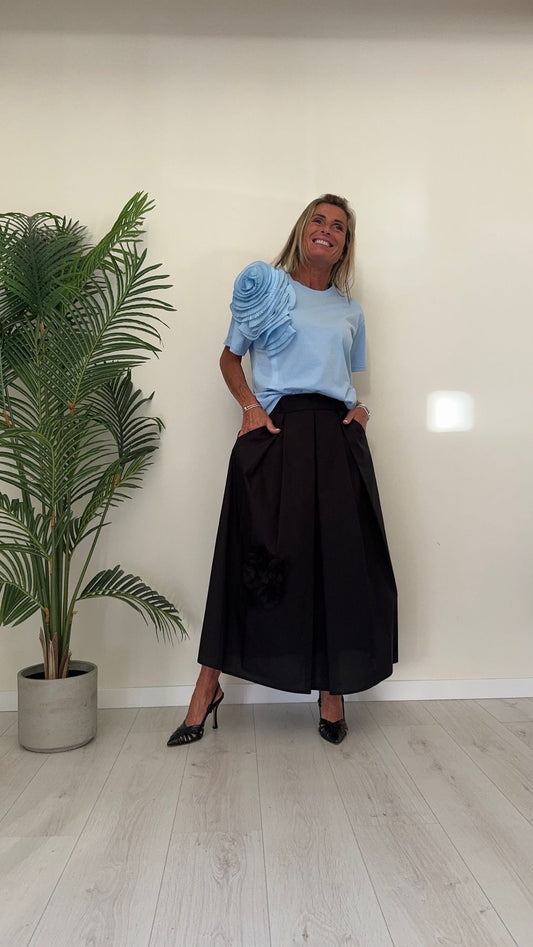 GIORGIA & JHONS - 60303SS24 - GONNA LUNGA IN POPELINE DI COTONE SVASATA CON APPLICAZIONE FIORI