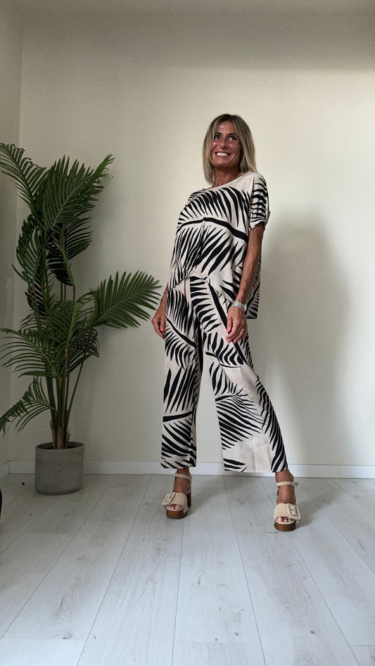 GIORGIA & JHONS - 60500SS24 - BLUSA STAMPA AFRO 100%VISCOSA, ORLO MANICHE E STONDO CENTRALE ELASTICATO