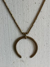 THRIPUNDRA - CO888P10 - COLLANA LUNGA ARTIGIANALE CON CIONDOLO CERCHIO APERTO IN OTTONE, NICKEL FREE