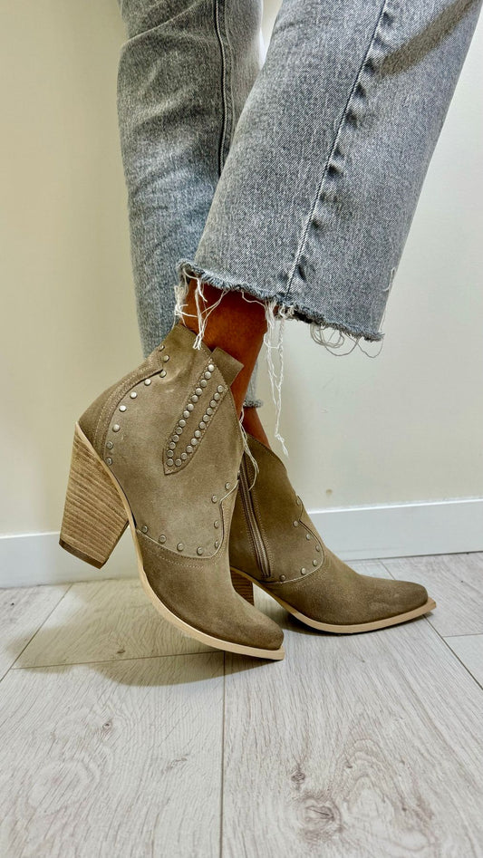 DIVINE FOLLIE - DFP006P60 - TEXANO CAMOSCIO CON BORCHIETTE, TACCO 9 CM