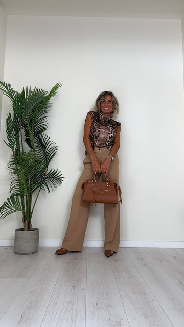 VICOLO - US0075 - TOP CINIGLIA RASATA FANTASIA ANIMALIER, COLLO A CRATERE