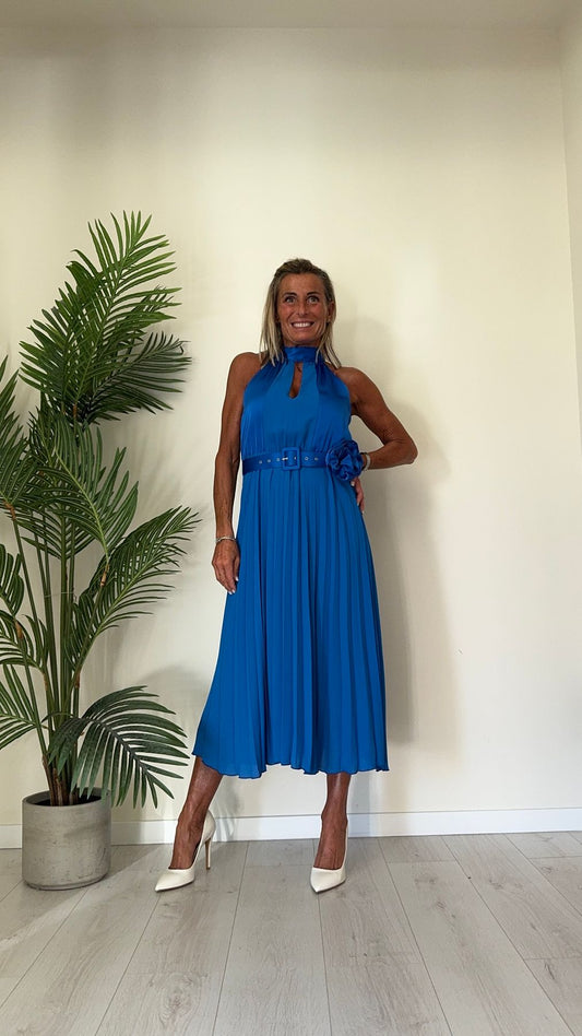 GIORGIA & JHONS - 60344SS24 - ABITO LUNGO BITESSUTO, SCOLLO A V , CHIUSURA FIOCCO NUCA, PLISSEE CON CINTURA FIORE RIPOSIZIONABILE