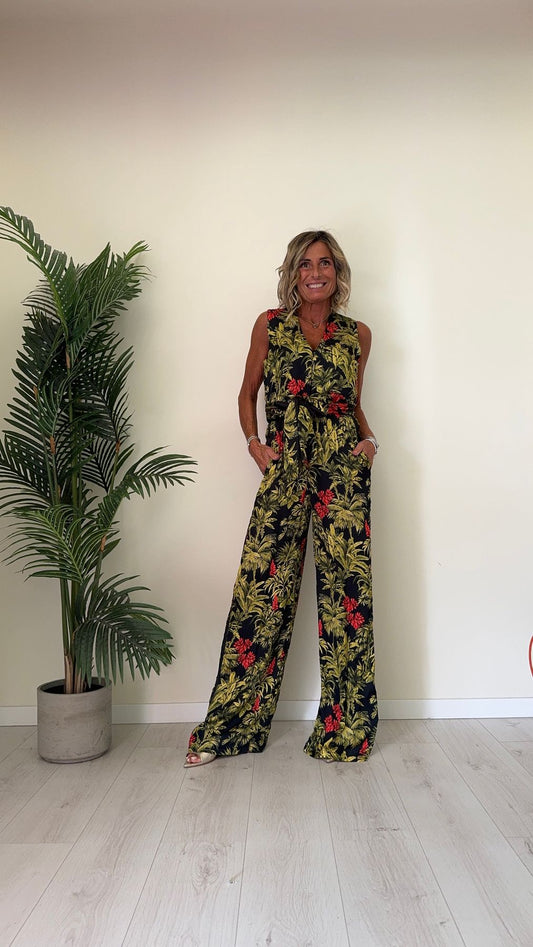 TENSIONE IN - S24UC77 - TUTA 1005VISCOSA FANTASIA PALME E FIORI CON ZIP DAVANTI, BANDE LATERALI E FUSCIACCA