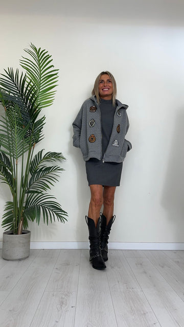 TENSIONE IN - TI2496 - FELPA IN COTONE FELPATO CON ZIP,  APPLICAZIONI STRASS E STEMMA