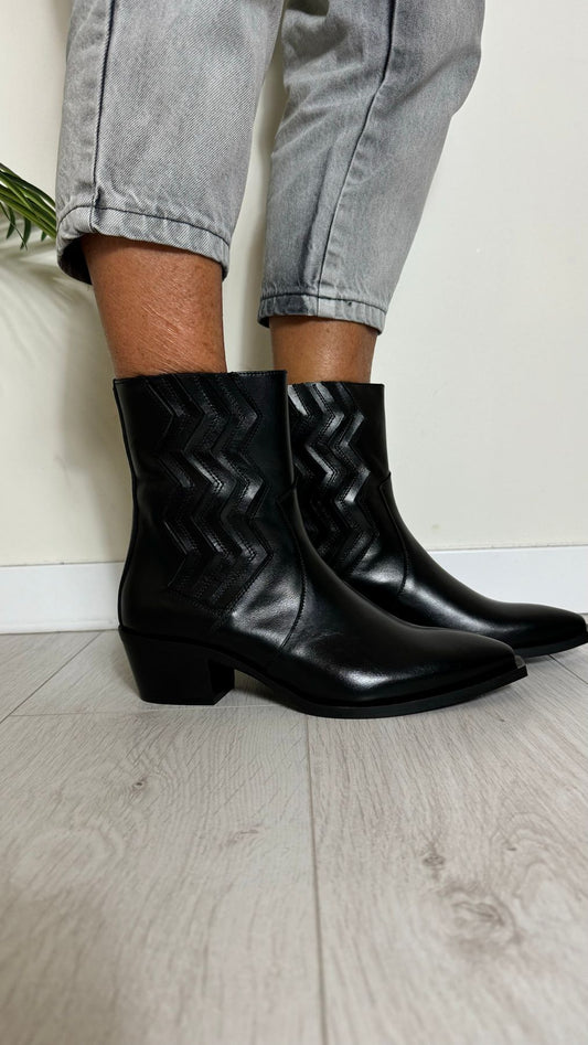 DIVINE FOLLIE - PRD20P70 - TEXANO IN VITELLO CON RICAMO ELASTICO, TACCO 5 CM